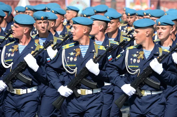勝利の日を記念して赤い四角形のパレードのリハーサルでマルゲロフにちなんで名付けられたリャザン航空部隊学校の士官候補生 — ストック写真
