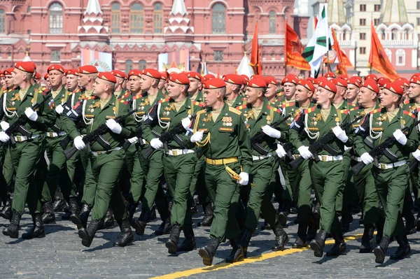 Soldados da polícia militar no ensaio de vestido do desfile na praça vermelha em honra do Dia de Vitória — Fotografia de Stock