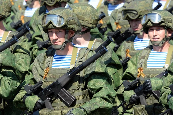 Paraquedistas dos 331os guardas regimento de paraquedas Kostroma no ensaio de vestido do desfile na praça vermelha em honra do Dia de Vitória — Fotografia de Stock