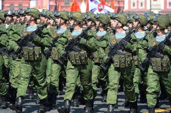 Spadochroniarze 331. pułku strażników Kostroma na próbie generalnej parady na czerwonym placu z okazji Dnia Zwycięstwa. — Zdjęcie stockowe