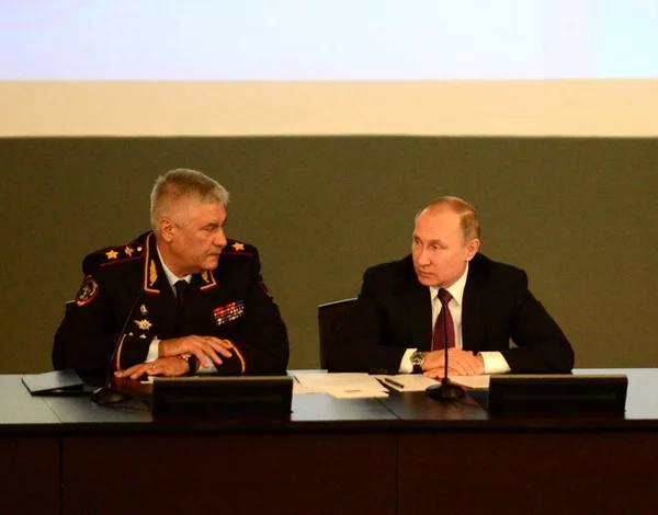 De president van de Russische Federatie Vladimir Poetin en minister van Binnenlandse Zaken, politie-generaal Vladimir Kolokoltsev — Stockfoto