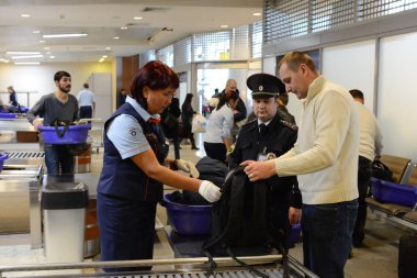  Sheremetyevo uluslararası havaalanındaki yolcuların kişisel eşyalarının incelenmesi