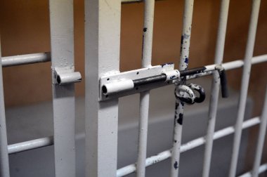  Polis merkezindeki geçici gözaltı hücresinin sürgüsü.