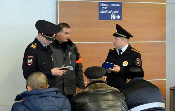 Transport police officers check the documents of passengers at Sheremetyevo international airport in Moscow — Stock Photo, Image