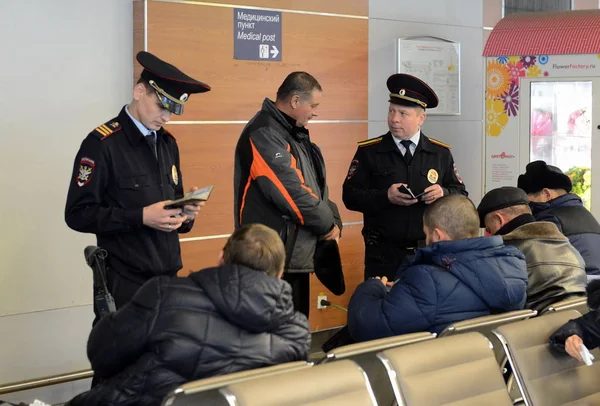 Agentes de policía de transporte comprueban los documentos de los pasajeros en el aeropuerto internacional Sheremetyevo de Moscú —  Fotos de Stock