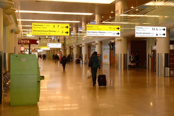 Pasażerowie w terminalu międzynarodowego lotniska Sheremetyevo w Moskwie — Zdjęcie stockowe