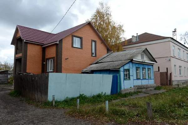 Velhas e novas casas na rua Komsomolskaya na cidade de Ryazhsk. Região de Ryazan — Fotografia de Stock