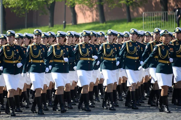 军事大学和沃尔斯基物质保障军事学院的女学员在红色广场的阅兵式彩排中庆祝胜利日 — 图库照片