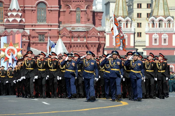 Воспитанники Тверской военной школы им. Суворова на генеральной репетиции парада на Красной площади в честь Дня Победы — стоковое фото