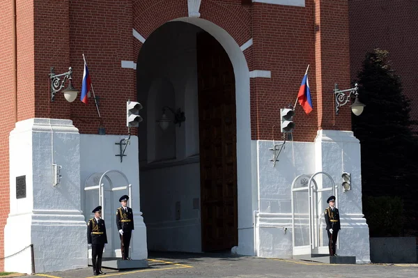 Soldati della compagnia di guardia d'onore al posto vicino al cancello della torre di Spasskaya su quadrato rosso — Foto Stock
