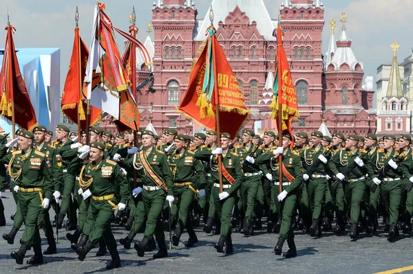 Курсанты Московского высшего военного командного училища на генеральной репетиции парада на Красной площади в честь Дня Победы — стоковое фото