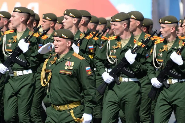 Cadetes de la escuela de mando militar superior de Moscú en el ensayo general del desfile en la plaza roja en honor del Día de la Victoria —  Fotos de Stock
