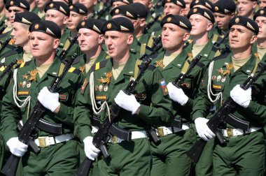  Kantemirovsky tümeninin 4. Muhafızları Zafer Günü onuruna Kızıl Meydan 'daki geçit töreninin kostümlü provasında tank tankı.