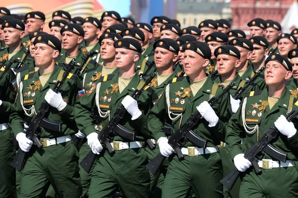 Soldados del cuarto tanque de guardias División Kantemirovsky en el ensayo general del desfile en la plaza roja en honor del Día de la Victoria — Foto de Stock