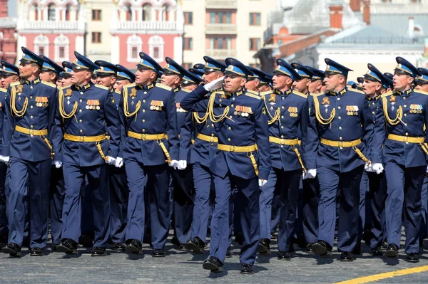 Agentes da Academia da Força Aérea nomeados em homenagem ao Professor N.E. Zhukovsky e Yu. a. Gagarin no ensaio de vestido do desfile na praça vermelha em honra do Dia da Vitória — Fotografia de Stock