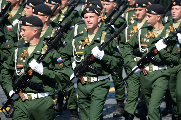I soldati del 4o serbatoio di guardie la divisione di Kantemirovsky alla prova di vestito della parata su quadrato rosso in onore di Giorno di Vittoria — Foto Stock
