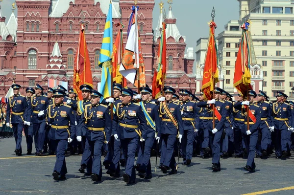 Officiers de l'Académie de l'armée de l'air nommés d'après le professeur N.E. Zhukovsky et Yu. a. Gagarine à la répétition générale du défilé sur la place rouge en l'honneur du Jour de la Victoire — Photo