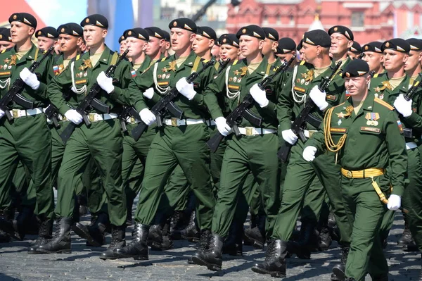 I soldati del 4o serbatoio di guardie la divisione di Kantemirovsky alla prova di vestito della parata su quadrato rosso in onore di Giorno di Vittoria — Foto Stock
