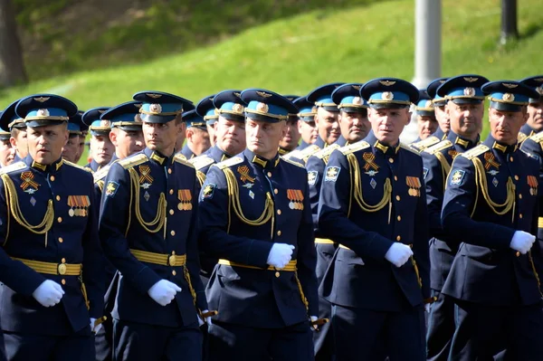 Officers Of the air force Academy named after Professor N.E. Zhukovsky and Yu. a. Gagarin at the dress rehearsal of the parade on red square in honor of Victory Day — Stock Photo, Image