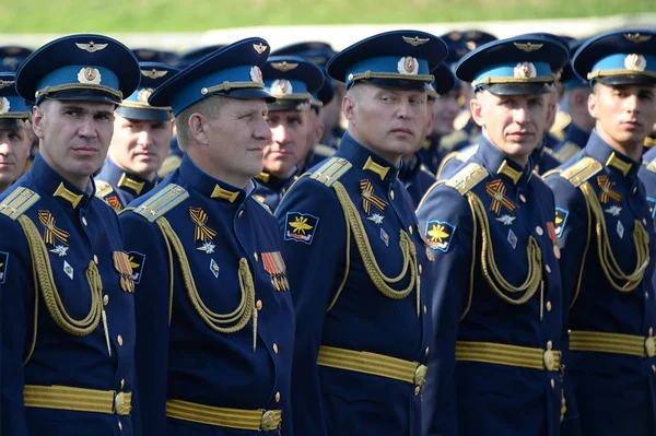 空军学院的军官们以N.E.教授的名字命名 朱可夫斯基和优 a.加加林在红色广场为庆祝胜利日而举行的游行彩排上的表演 — 图库照片