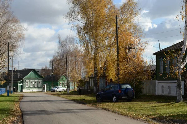 Осенняя улица Александра Окаемова в городе Ряжске. Рязанская область — стоковое фото