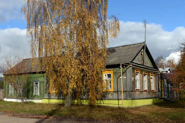 Holzhaus in der urizki Straße in der Stadt Ryazhsk. Region Rjasan — Stockfoto