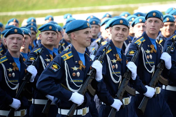 Cadetes da Academia da Força Aérea nomeados em homenagem ao Professor N.E. Zhukovsky e Yu. a. Gagarin no ensaio de vestido do desfile na praça vermelha em honra do Dia da Vitória — Fotografia de Stock