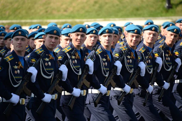 Cadetes da Academia da Força Aérea nomeados em homenagem ao Professor N.E. Zhukovsky e Yu. a. Gagarin no ensaio de vestido do desfile na praça vermelha em honra do Dia da Vitória — Fotografia de Stock