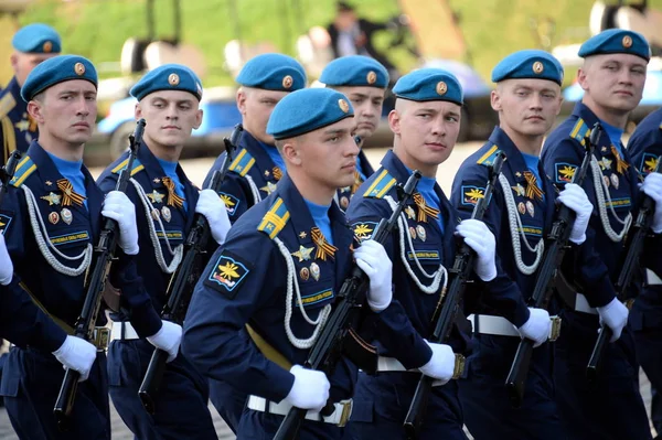 Cadetes da Academia da Força Aérea nomeados em homenagem ao Professor N.E. Zhukovsky e Yu. a. Gagarin no ensaio de vestido do desfile na praça vermelha em honra do Dia da Vitória — Fotografia de Stock
