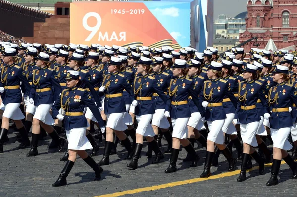 在红色广场上为庆祝胜利日而举行的阅兵式彩排仪式上，空间军事学院航空航天防御军事学院女学员 — 图库照片