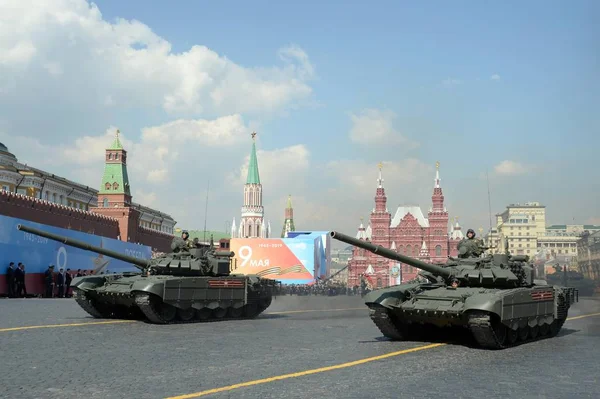 Russische hoofdgevechtstank T-72b3 bij de generale repetitie van de parade op het rode plein ter ere van Victory Day — Stockfoto