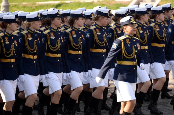 在红色广场上为庆祝胜利日而举行的阅兵式彩排仪式上，空间军事学院航空航天防御军事学院女学员 — 图库照片