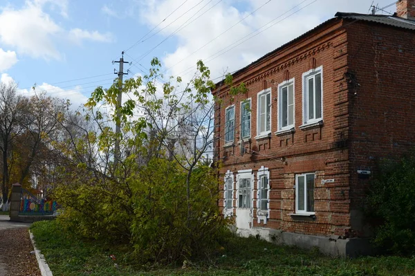 Ancien immeuble sur la rue Karl Marx dans la ville de Ryazhsk. Région de Ryazan — Photo