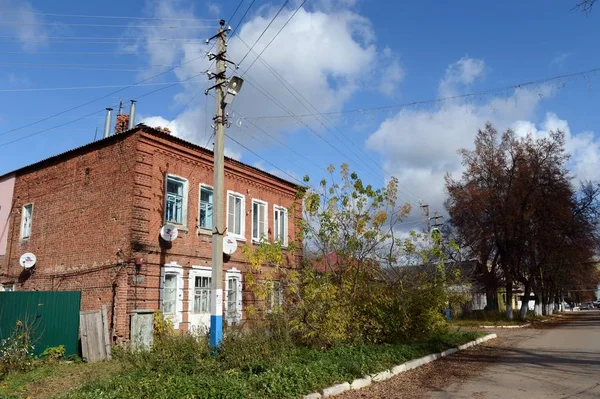 Gamla lägenhet byggnad på Karl Marx gata i staden Ryazhsk. Regionen Ryazan — Stockfoto