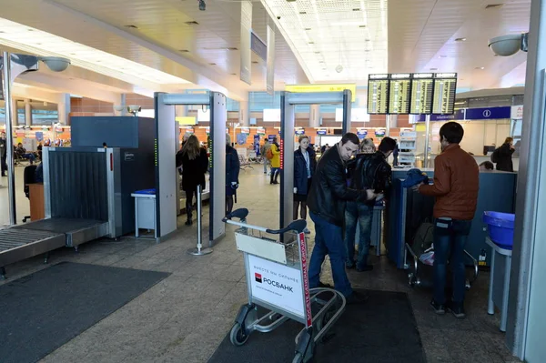 Обследование пассажиров в международном аэропорту Шереметьево — стоковое фото