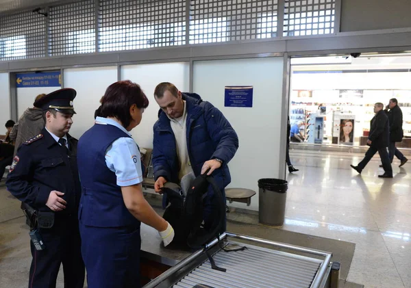 Проверка личных вещей пассажиров в международном аэропорту Шереметьево — стоковое фото
