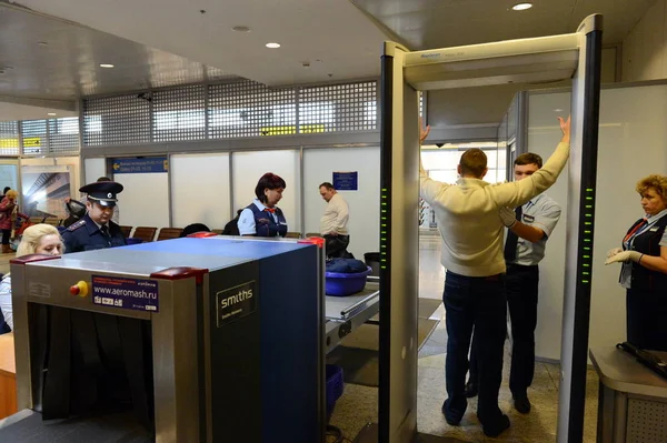 Screening af passagerer i Sheremetyevo internationale lufthavn - Stock-foto