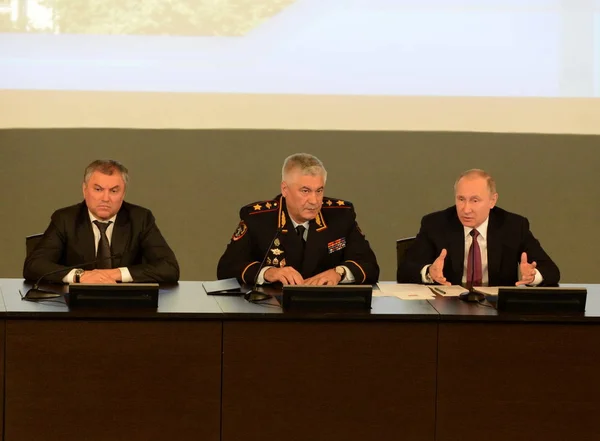 Russische president Vladimir Poetin met minister van Binnenlandse Zaken Vladimir Kolokoltsev en staatsdoema voorzitter Vjatsjeslav Volodin — Stockfoto