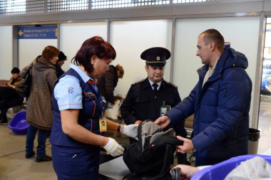   Sheremetyevo uluslararası havaalanındaki yolcuların kişisel eşyalarının incelenmesi