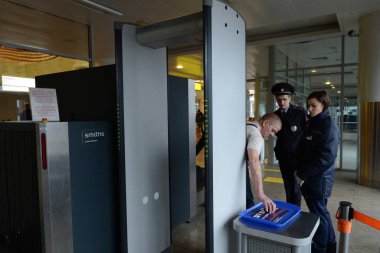   Sheremetyevo uluslararası havaalanında yolcuların taranması