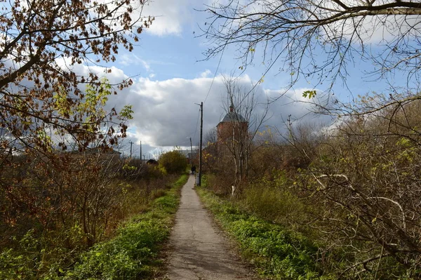 Pěší cesta přes malinovou rokli ve městě Ryazhsk. Ryazská oblast — Stock fotografie