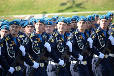   Hava Kuvvetleri Akademisi öğrencileri adını Profesör N.E. 'den almış. Zhukovsky ve Yu. Gagarin, Zafer Günü onuruna Kızıl Meydan 'daki geçit töreninin kostümlü provasında.