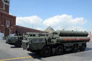  Rus uzun ve orta menzilli uçaksavar füze sistemi, S-400 Triumph uçaksavar füze sistemi Kızıl Meydan 'daki Zafer Günü geçit töreninin kostümlü provasında