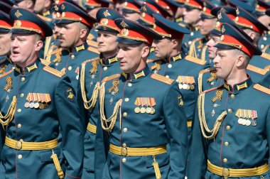  Rusya Federasyonu Birleşik Silah Akademisi subayları Zafer Günü onuruna Kızıl Meydan 'daki geçit töreninin kostümlü provasında