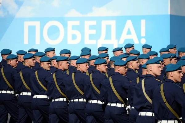 俄罗斯莫斯科 2019年5月7日 空军学院学员以N 教授的名字命名 朱可夫斯基和优 加加林在红色广场为庆祝胜利日而举行的游行彩排上的表演 — 图库照片