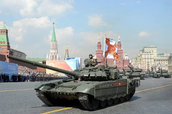 승리의 날을 기념하여 붉은 광장에서 열병식의 예행연습에 참가 한 러시아의 주력 전차 t-72b3 — 스톡 사진
