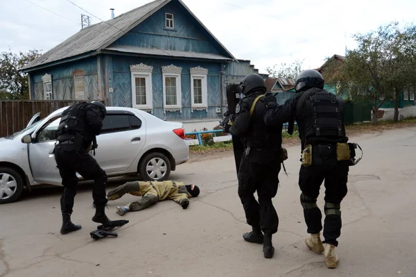 Soldaten der Spezialeinheit "Donner" der Polizei führen ein Training durch, um Terroristen zu neutralisieren — Stockfoto