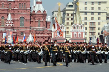  Moskova askeri müzik okulunun davulcuları Zafer Günü onuruna Kızıl Meydan 'daki geçit töreninin kostümlü provasında