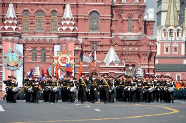  Moskova askeri müzik okulunun davulcuları Zafer Günü onuruna Kızıl Meydan 'daki geçit töreninin kostümlü provasında