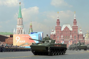  BMD-4-Rus muharebesi, Zafer Günü onuruna Kızıl Meydan 'daki geçit töreninin kostümlü provasında hava indirme birliklerinin personelinin nakledilmesi için yüzen aracı izledi.